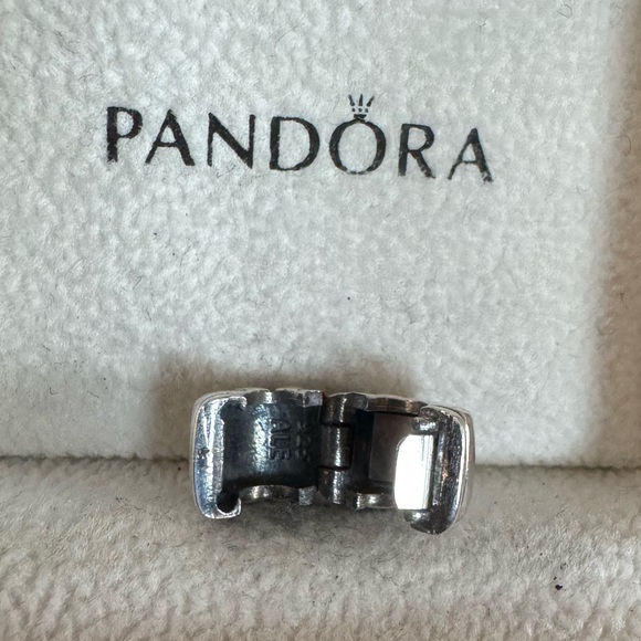Pandora Ribbed Clip - Picture 3 of 3